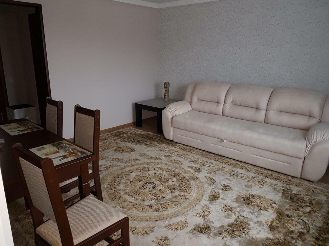 Готель Біля Фонтану ヴィーンヌィツャ エクステリア 写真
